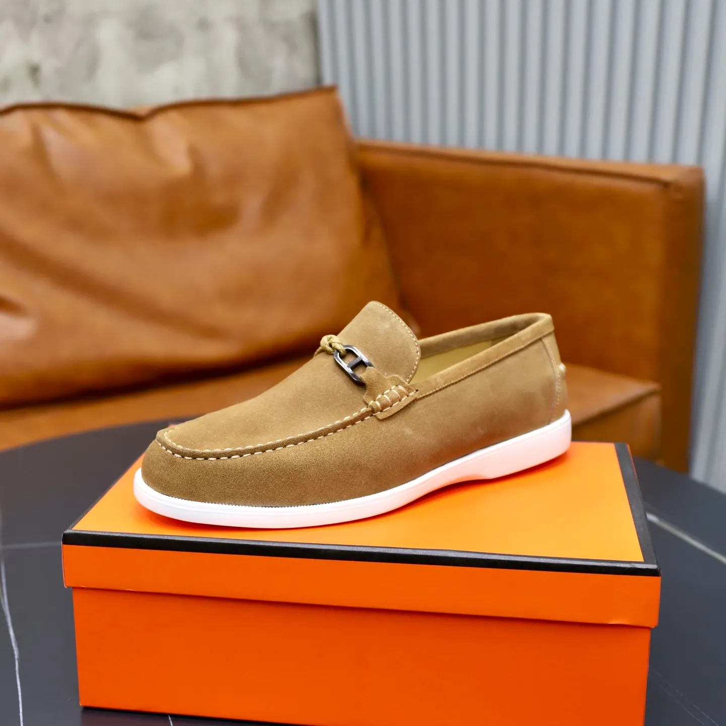 Ex-factory price: 540💰Hermès/Hermès slip-on men's shoes. This shoe is made of imported cow suede leather, with simple and smooth lines, and a 3CM rubber foam ultra-light sole combined with aerodynamic design! Youthful and fashionable, H button decoration, contrasting leather embellishment on the heel, calf lining to gently wrap your feet, with embossed logo cowhide feet, leather rock strips, casual and urban style, highlighting youthful vitality, sports and leisure version, super versatile Size number: 38-39-40-41-42-43-44 Standard leather shoe size (45 can be customized but does not support returns)